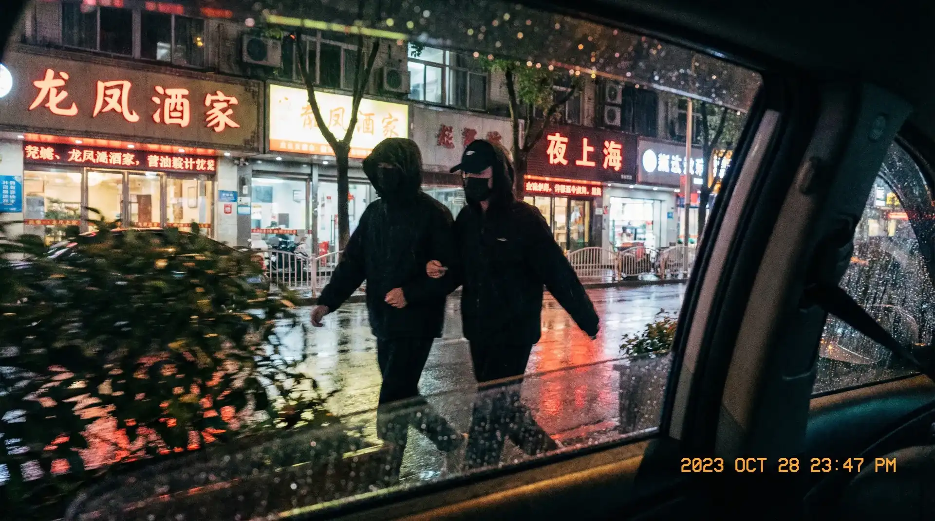 一字马瑜伽阿姨 - 顶流明星深夜密会现场抓拍照片